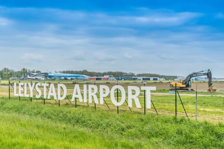 lelystad airport mag niet uitbreiden voor commerciële vluchten